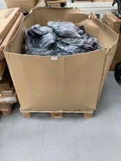 PALLET WITH QUANTITY OF CLOTHES IN DIFFERENT SIZES.