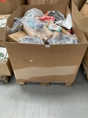 PALLET OF ASSORTED ITEMS INCLUDING HOUSEHOLD RELATED ITEMS.