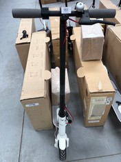 XIAOMI MI ELECTRIC SCOOTER M365 WHITE COLOUR DOES NOT TURN ON HAS HALF CHARGER .