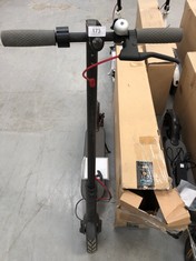 XIAOMI M365 MI ELECTRIC SCOOTER GREY COLOUR DOES NOT TURN ON DOES NOT HAVE CHARGER.