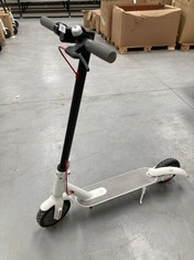 ELECTRIC SCOOTER XIAOMI ELECTRIC SCOOTER WHITE RED AND GREY (DOES NOT TURN ON, NO CHARGER).
