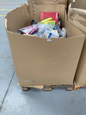 PALLET OF ASSORTED ITEMS INCLUDING CHILDREN'S GAMES.