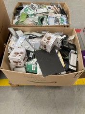 PALLET OF ASSORTED ITEMS INCLUDING A NUMBER OF ITEMS FOR MOBILE PHONES.