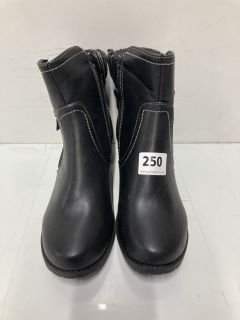LILLEY BLACK BOOTS - UK SIZE 6