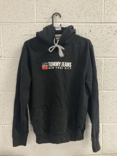 TOMMY JEANS NEW YORK CITY SWEATER IN BLACK - SIZE M