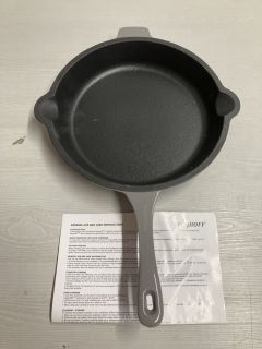 BERGHOFF 25.4CM CAST IRON ROUND FP OYSTER PAN