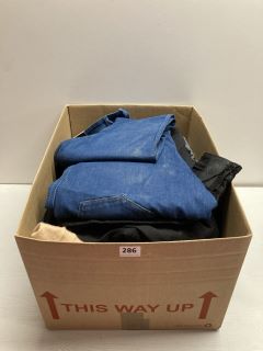 BOX OF ASSORTED CLOTHING ITEMS IN VARIOUS SIZES & DESIGNS INCLUDING CHAMPION