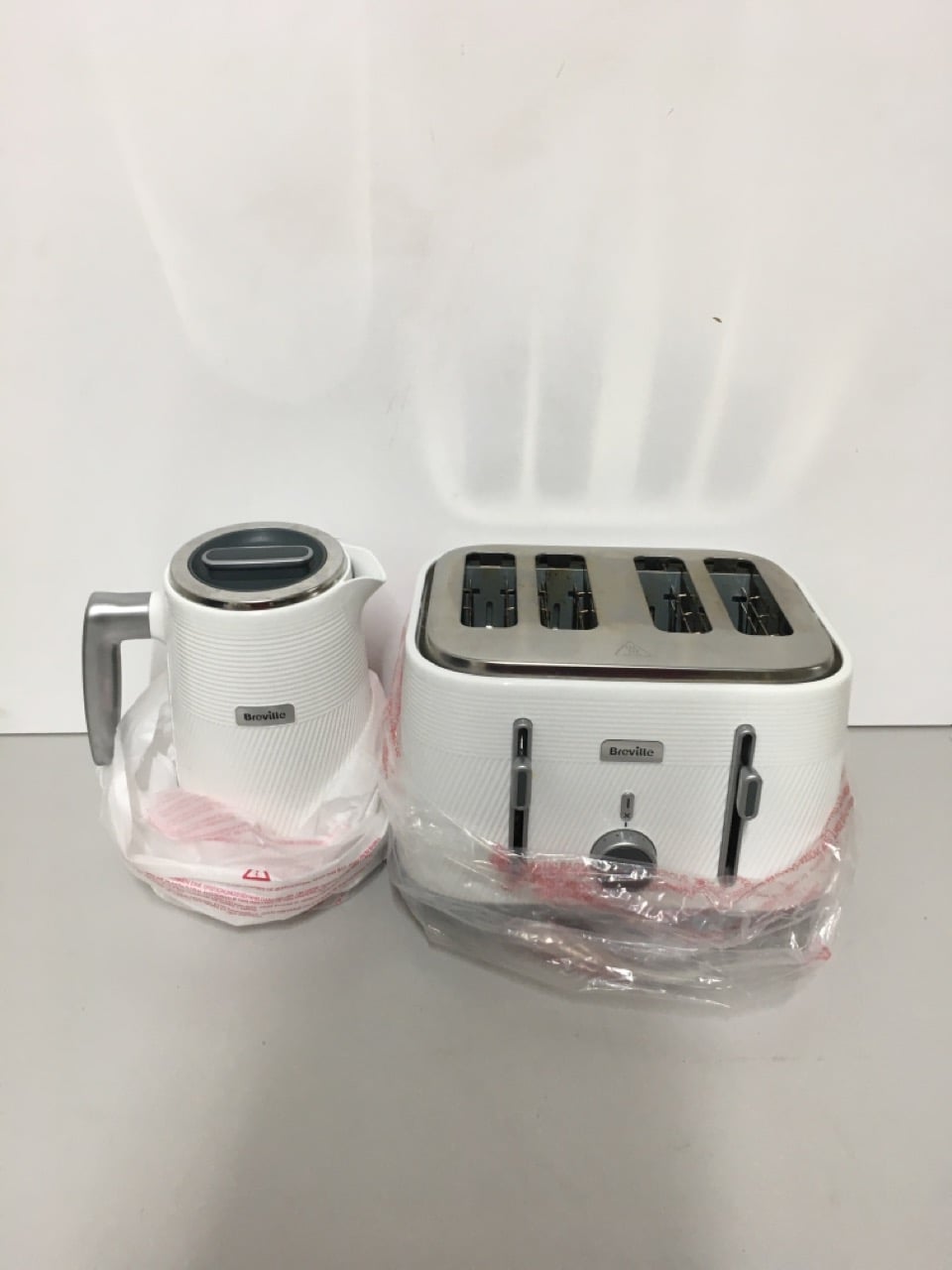 John Pye Auctions BREVILLE OBLIQ KETTLE AND A FOUR SLICE TOASTER