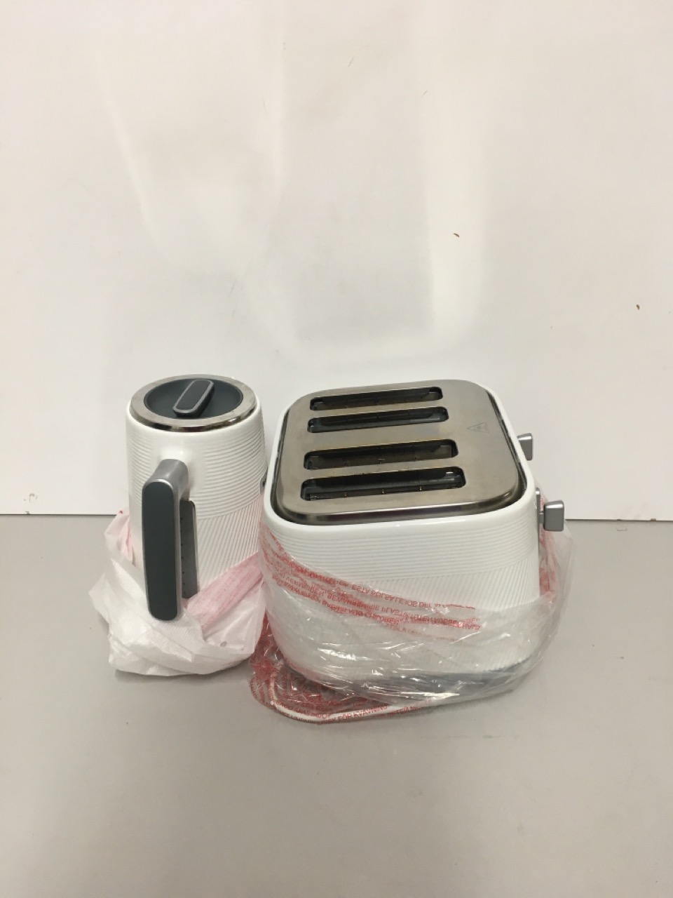 John Pye Auctions BREVILLE OBLIQ KETTLE AND A FOUR SLICE TOASTER