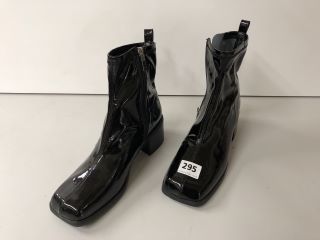 SCHUH PATENT LEATHER CHELSEA BOOTS SIZE 39