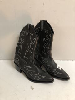 UNBRANDED LEATHER BOOTS SIZE UNKNOWN