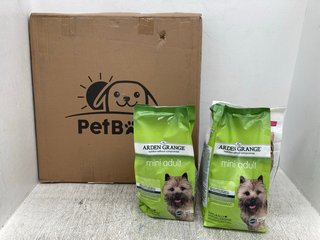 QTY OF ASSORTED PET ACCESSORIES TO INCLUDE PET BORN SMALL PET PLAYPEN AND 2 X ARDEN GRANGE MINI ADULT DRIED DOG FOOD - BEST BEFORE: 09/03/2025: LOCATION - H8