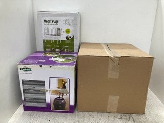 3 X ASSORTED PET/OUTDOOR ITEMS TO INCLUDE PETSAFE AUTOMATIC BALL LAUNCHER: LOCATION - E11