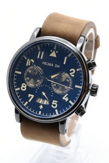MEN’S HELMA DH CHRONOGRAPH MASTER PILOT WATCH. MODEL DH007. FEATURING A BLUE DIAL, SILVER COLOURED BEZEL AND CASE. MULTI-FUNCTION MOVEMENT WITH DATE. BROWN LEATHER STRAP. COMES WITH A WOODEN PRESENTA