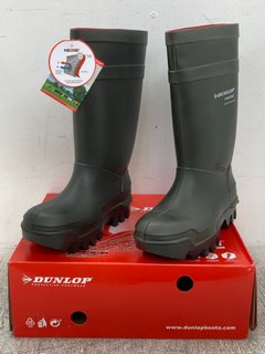 DUNLOP PUROFORT THERMO WELLIES IN GREEN - UK 10: LOCATION - E1