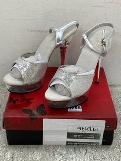 PAIR OF PLEASER ALLURE PLATFORM HEELS IN SILVER - SIZE 11: LOCATION - E1