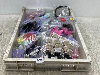 QTY OF ASSORTED CLAIRE'S ACCESSORIES ITEMS TO INCLUDE PACK OF 2 FLOWER CLAW CLIPS IN PINK: LOCATION - E0
