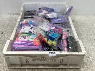 QTY OF ASSORTED CLAIRE'S ACCESSORIES ITEMS TO INCLUDE PACK OF 2 AN AXOLOTL NOTEBOOKS: LOCATION - E0