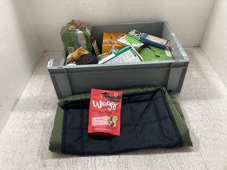 QTY OF ASSORTED PET ITEMS TO INCLUDE WATER RESISTANT MAT IN GREEN: LOCATION - J13