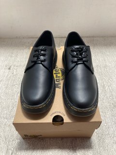 WOMENS DR MARTENS CREWSON LO SHOES IN BLACK - UK SIZE 7 - RRP £130: LOCATION - J4