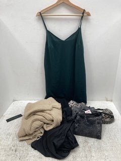 QTY OF ASSORTED CLOTHING ITEMS TO INCLUDE NEW LOOK PETITE BLACK JUMPER IN SIZE 4 & GREEN CAMI DRESS: LOCATION - H5