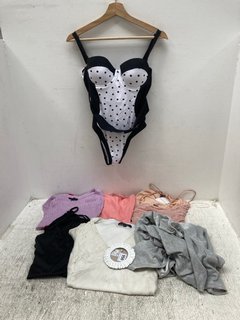 QTY OF ASSORTED CLOTHING ITEMS TO INCLUDE NEW LOOK BLACK & WHITE SWIM SUIT & QUIZ SIZE 10 SILVER GLITTER DRESS: LOCATION - H5