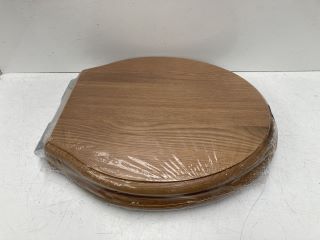 TRADITIONAL WOODEN W/C SEAT: LOCATION - R4