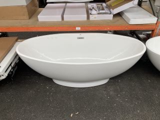 1690 X 800MM MODERN TWIN SKINNED DOUBLE ENDED FREESTANDING BATH WITH INTEGRAL CHROME SPRUNG WASTE & OVERFLOW - RRP £1389 (WITH MINOR REPAIRABLE HAIRLINE CRACK TO TOP EDGE): LOCATION - B4