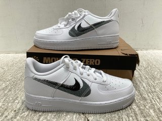 PAIR OF NIKE AIR FORCE 1 IMPACT TRAINERS IN WHITE/BLACK-COOL GREY - SIZE UK 5.5: LOCATION - B12