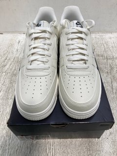 PAIR OF NIKE AIR FORCE 1 '07 TRAINERS IN SAIL/SAIL-BLACK - SIZE UK 10: LOCATION - C7