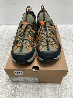 PAIR OF MERRELL MENS MOAB FLIGHT SIEVE TRAINERS IN OLIVE - SIZE UK 9.5: LOCATION - C5