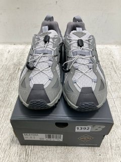 PAIR OF NEW BALANCE MENS GORE TEX LACE UP TRAINERS IN GREY - SIZE UK 9.5: LOCATION - C5