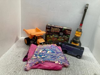 QTY OF ASSORTED CHILDRENS TOYS TO INCLUDE JCB DIGGER TOY: LOCATION - C2