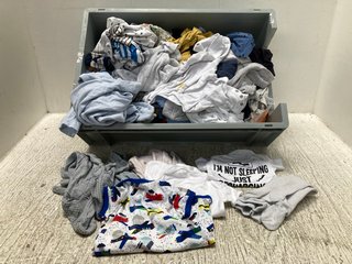 QTY OF ASSORTED BABY CLOTHING IN VARIOUS SIZES TO INCLUDE LITTLE DUDES OCEAN PRINT T SHIRT IN MULTI COLOUR - SIZE UK 1-1.5 YEARS: LOCATION - C1