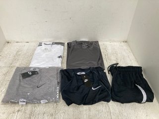 QTY OF ASSORTED MENS CLOTHING IN VARIOUS SIZES TO INCLUDE NIKE CREW NECK T-SHIRT IN LIGHT GREY - SIZE UK M: LOCATION - D1