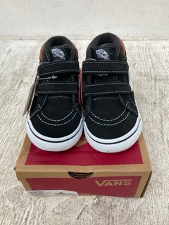 VANS CHILDRENS SK8-MID REISSU TRAINERS IN BLACK/TORTOISE SHELL - SIZE UK 7: LOCATION - D2