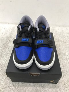 NIKE CHILDRENS AIR JORDAN LEGACY 312 LOW TRAINERS IN BLACK/WHITE/ROYAL WHITE - SIZE UK 5: LOCATION - D6