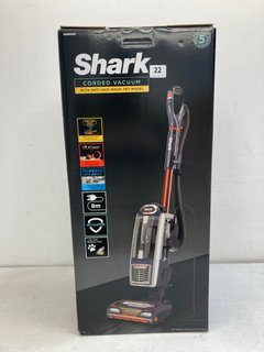 SHARK CORDED VACUUM WITH ANTI HAIR WRAP PET MODEL : MODEL NO NZ801UKT : RRP £199.00: LOCATION - BOOTH
