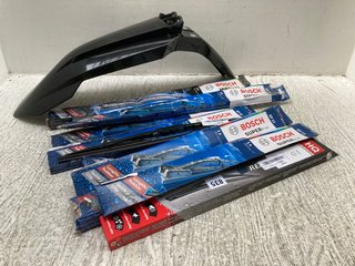 QTY OF ASSORTED CAR ITEMS TO INCLUDE QTY OF BOSCH WINDOW WIPER BLADES IN BLACK IN VARIOUS SIZES: LOCATION - B4