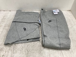 NIKE MENS TRACKSUIT SET TO INCLUDE ZIP UP JACKET AND JOGGERS IN GREY - SIZE UK M: LOCATION - B8