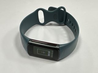 FITBIT CHARGE 5 FITNESS + HEALTH TRACKER (ORIGINAL RRP - £129.99) IN BLACK STAINLESS STEEL WITH BLUE STRAP: MODEL NO FB421 (WITH CHARGER CABLE) [JPTM115006]