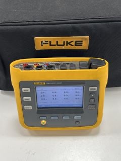 FLUKE 1730 ELECTRICAL ENERGY LOGGER (ORIGINAL RRP - £2000.00) IN YELLOW. (INCLUDES CARRY BAG, POWER CABLE, USB STICK, VOLTAGE TEST CABLES, & CLIPS) [JPTM114854]
