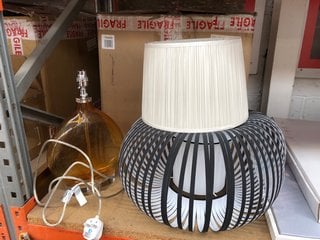QTY OF ASSORTED LIGHTING ITEMS TO INCLUDE LAURA ASHLEY AMBER GLASS TABLE LAMP BASE & PLEATED FABRIC IN CREAM LAMP SHADE: LOCATION - AR2