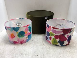 3 X LAMPSHADES TO INCLUDE 2 X FLORAL SHADES & LARGE GREEN FABRIC SHADE: LOCATION - AR3