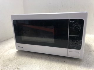 TOSHIBA WHITE MICROWAVE OVEN MM-MM2OPWH: LOCATION - BR1