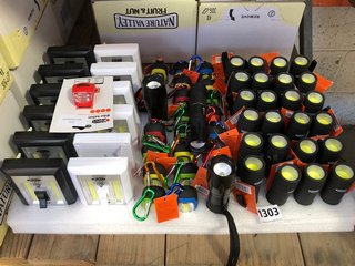 QTY OF ASSORTED TORCHES TO INCLUDE ZOOM IN & OUT LED FLASHLIGHTS & MINI KEYRING LED HANDY LIGHTS: LOCATION - BR3