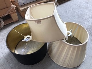 3 X ASSORTED LAMP SHADES TO INCLUDE BLACK AND GOLD LAMP SHADE: LOCATION - AR17