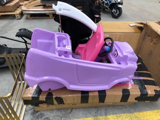 2 X ITEMS TO INCLUDE PURPLE CHILDS PLASTIC CAR & BARBIE DELUXE WOODEN CAMPERVAN: LOCATION - A5