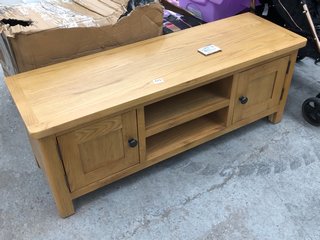 SLIM LIGHT WOOD COLOURED TV UNIT WITH 2 DOORS & SHELF WITH ANTIQUE BRASS HANDLES: LOCATION - A5