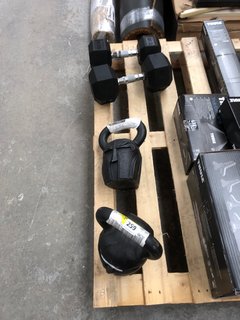 4 X WEIGHT LIFTING ITEMS TO INCLUDE 2 X KNIGHT MASK KETTLEBELLS 24KG X2 TO ALSO INCLUDE 2 DUMBELLS IN BLACK 12.5KG & 17.5KG: LOCATION - A8